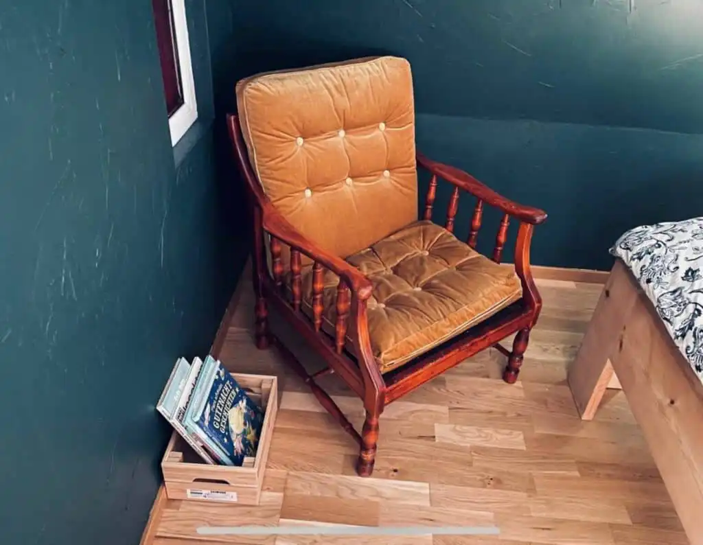 Schlafzimmer mit gemütlichem Lesesessel