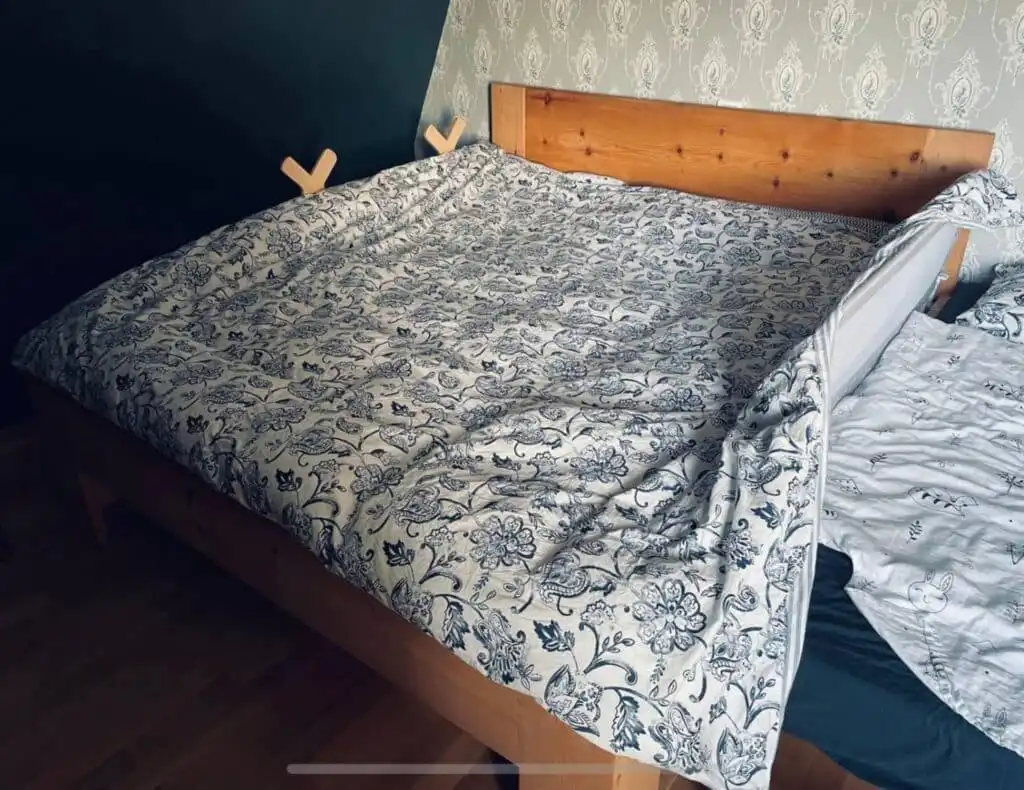 Schlafzimmer mit Doppelbett
