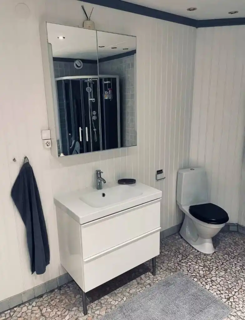 Badezimmer mit Waschbecken und Stauraum