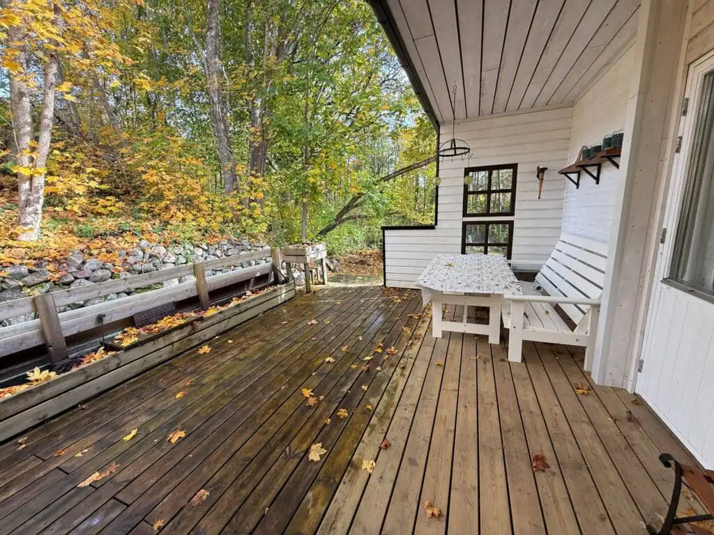 Holzterrasse beim Spökhuset Ferienhaus in Småland