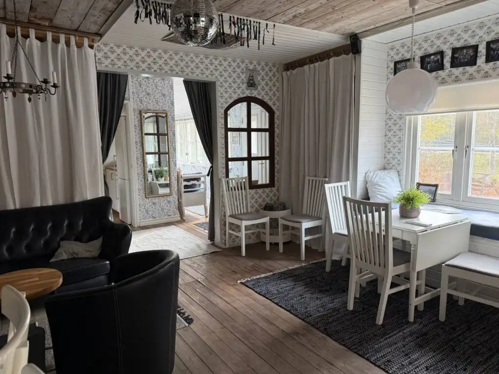 Essbereich im Wohnzimmer des Spökhuset Ferienhauses in Småland