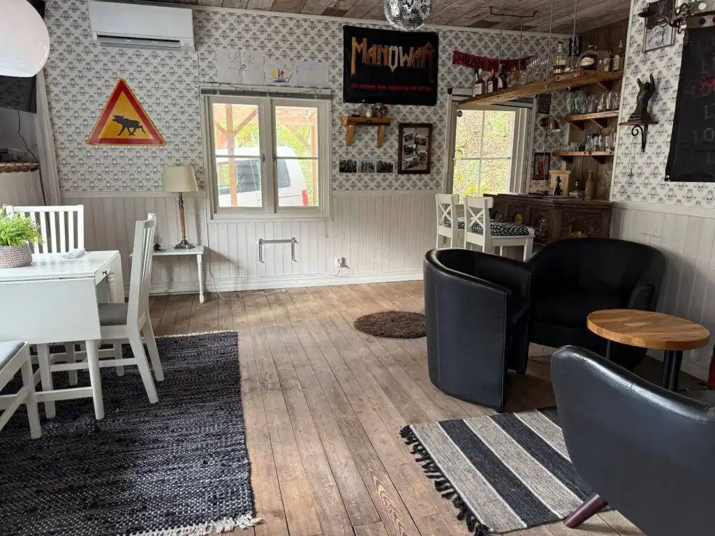 Wohnzimmer mit besonderer Einrichtung im Spökhuset in Alsterbro