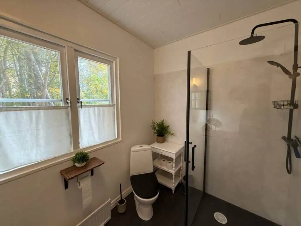 Badezimmer mit Dusche im Spökhuset Ferienhaus in Småland