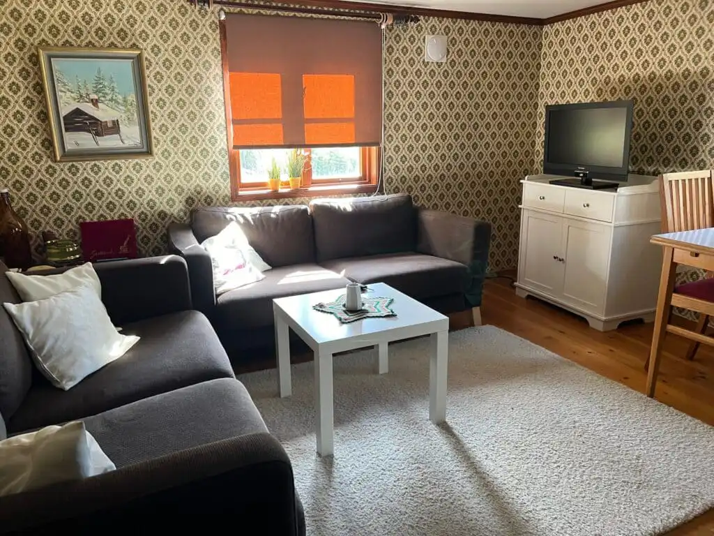 Wohnzimmer im traditionellen Schwedenhaus Trollhus in Småland