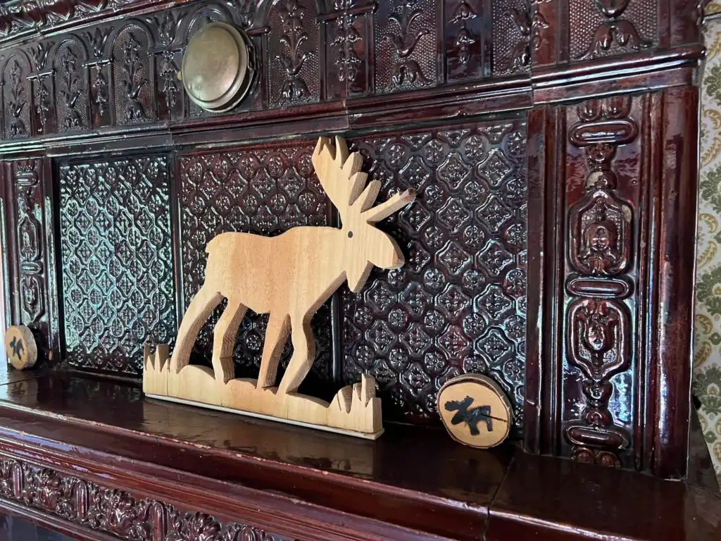 Dekoratives Detail im Wohnzimmer des Trollhus Ferienhauses