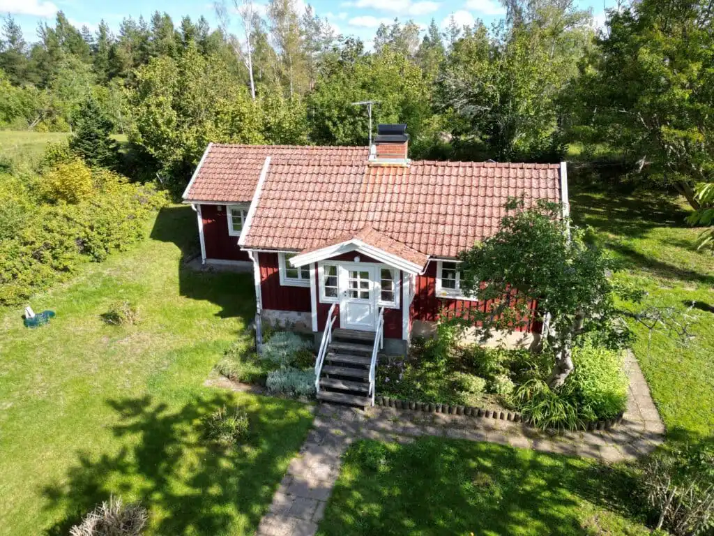 Hauptansicht des Ferienhauses Trollhus mit Garten in Alsterbro
