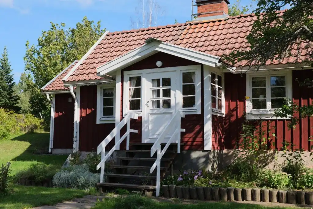 Hauptansicht des roten Schwedenhauses Trollhus in Alsterbro in Småland