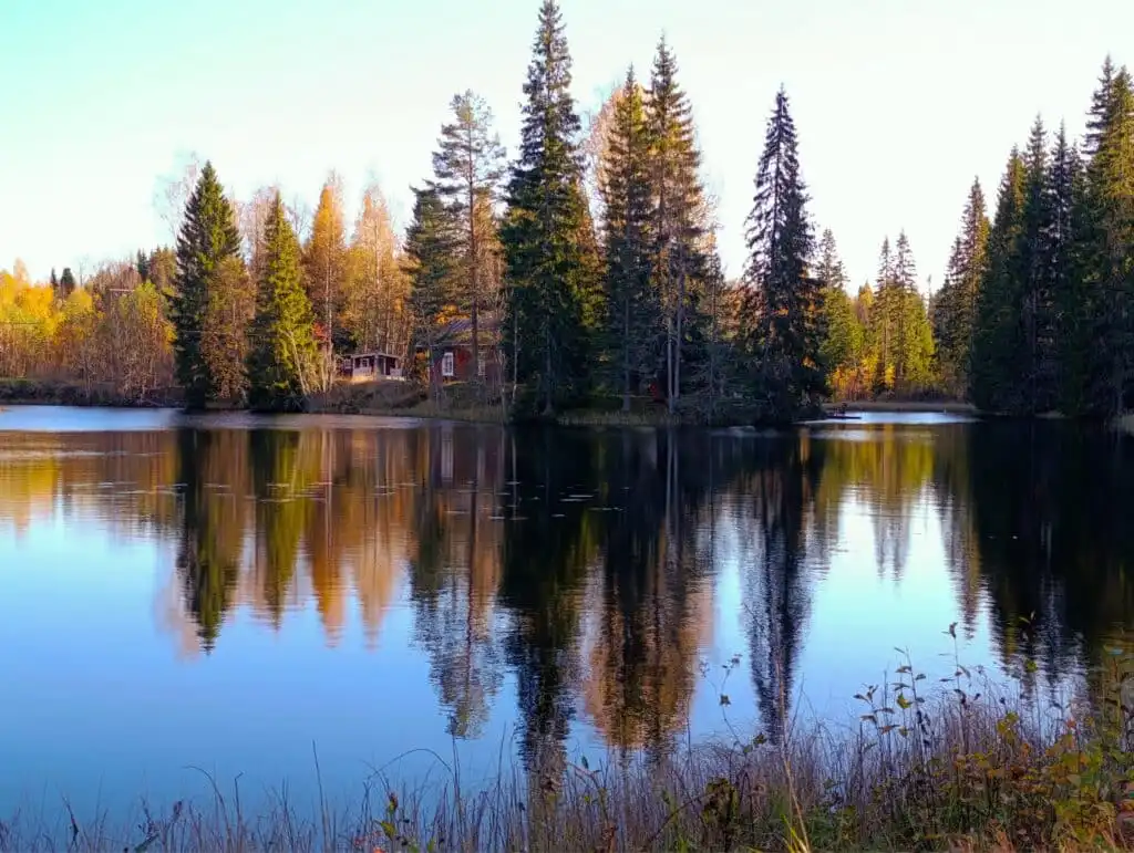 See bei Fredriksberg in Dalarna – ruhige Natur nahe dem Ferienhaus Hus Fee