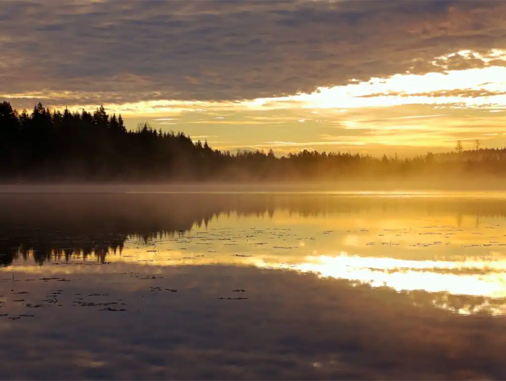 Sonnenuntergang am See bei Fredriksberg – Natururlaub nahe Säfsen Skigebiet