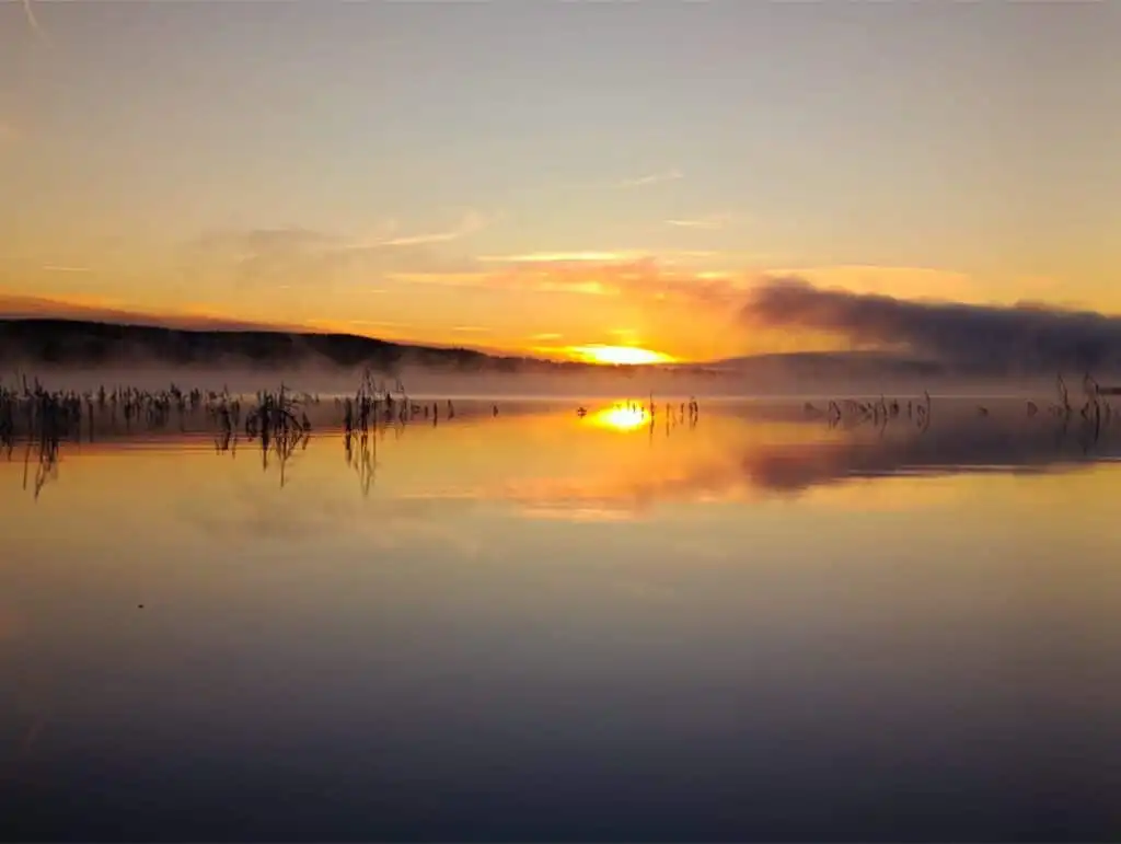 Sonnenuntergang über dem See bei Fredriksberg – Ferienhaus Hus Fee in Dalarna