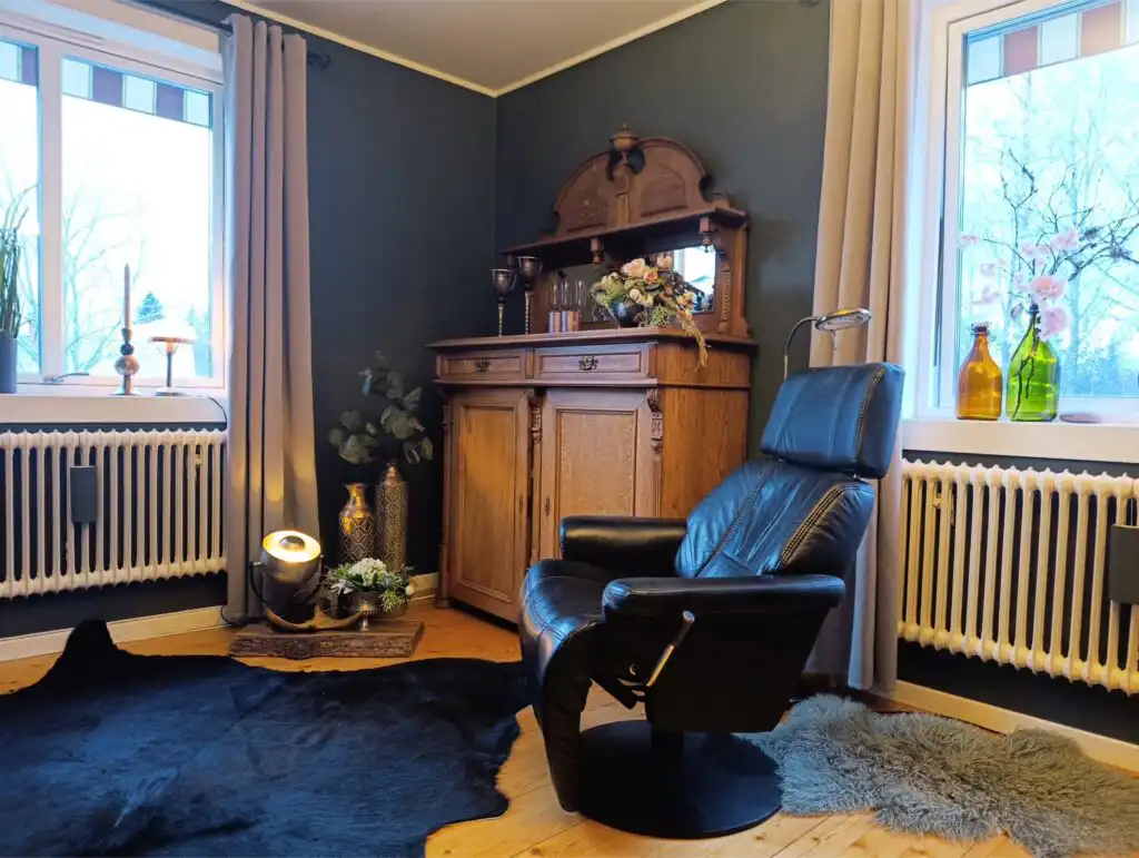 Wohnzimmer mit Kaminofen im Ferienhaus Hus Fee – ideal für Winterurlaub nahe Säfsen
