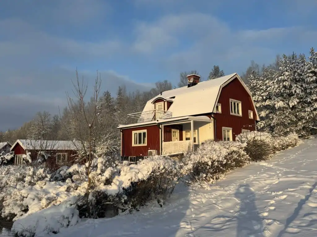Winterliche Hauptansicht vom Ferienhaus Hus Mio in Småland