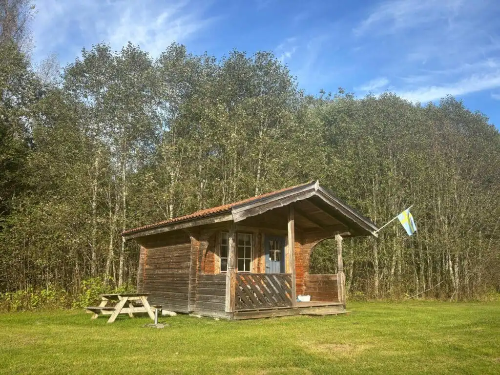 Holzhaus Cabin in Stöllet – Ferienhaus auf Campingplatz in Värmland in ruhiger Natur