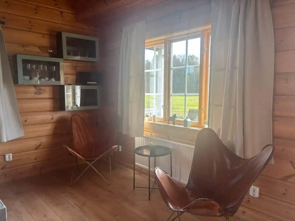 Wohnzimmer im Log Home in Stöllet – gemütlicher Wohnraum im Blockhaus