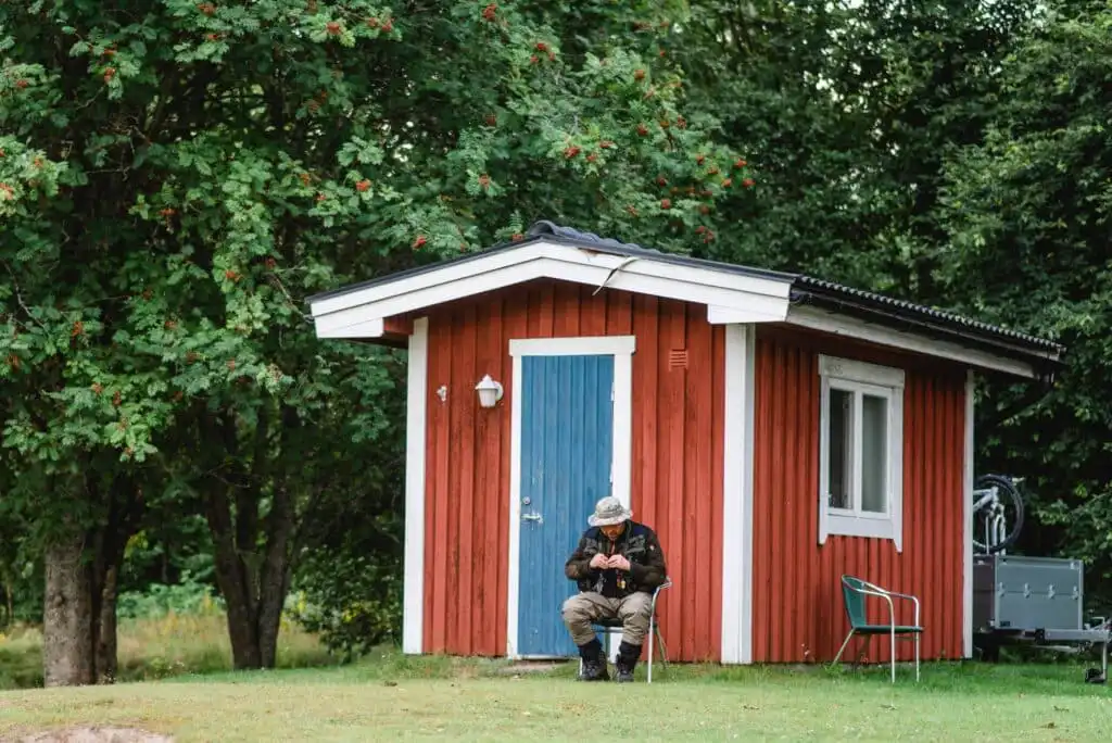 Pomp Stuga in Stöllet – kleine rote Stuga auf Campingplatz in Värmland