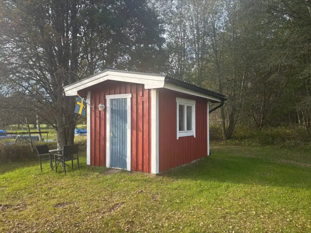 Kleine rote Pomp Stuga in Stöllet – Stuga auf Campingplatz in Värmland