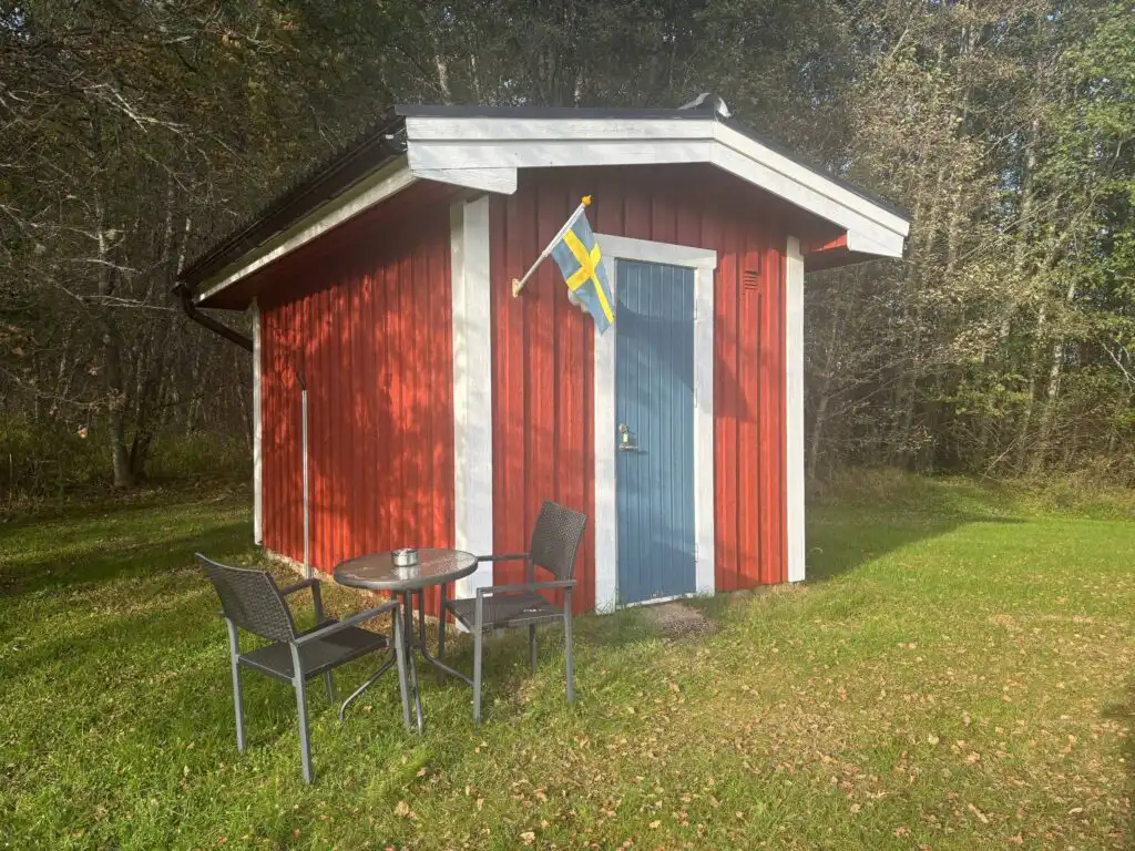 Außenansicht der Pomp Stuga in Stöllet – kleine Stuga auf Campingplatz in Värmland