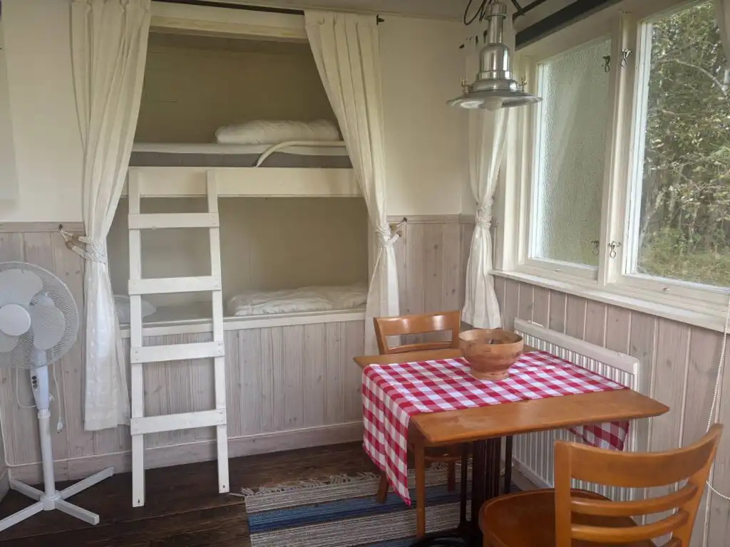 Wohnbereich mit Schlafplatz in der Pomp Stuga in Stöllet – Stuga in Värmland