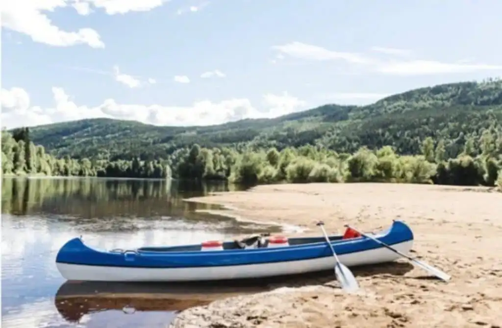 Kanufahren auf dem Fluss bei Stöllet – Aktivitäten nahe Pomp Stuga in Värmland