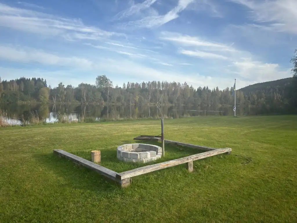 Grillplatz auf dem Campingplatz in Stöllet – Außenbereich nahe der Pomp Stuga