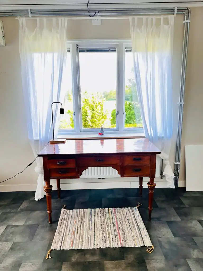 Wohnzimmer im Hus Mio in Hultsfred mit Fensterblick