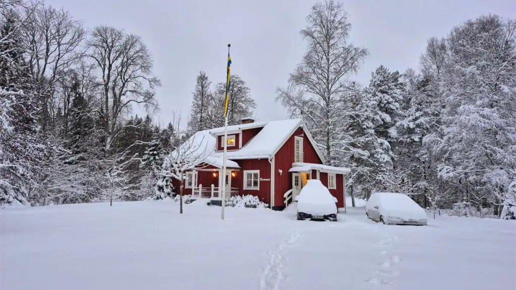 Winteransicht vom Ferienhaus Brotorpet am See