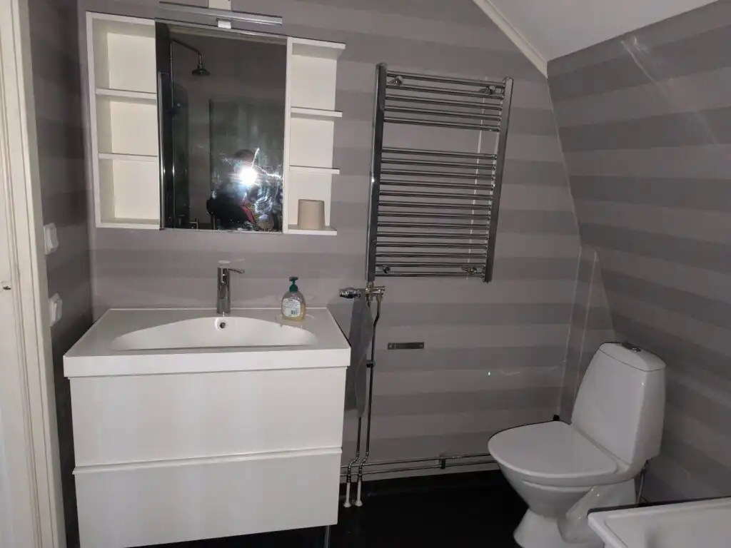 Badezimmer mit Dusche im Familienhaus Ryd – Ferienhaus nahe dem See in Småland