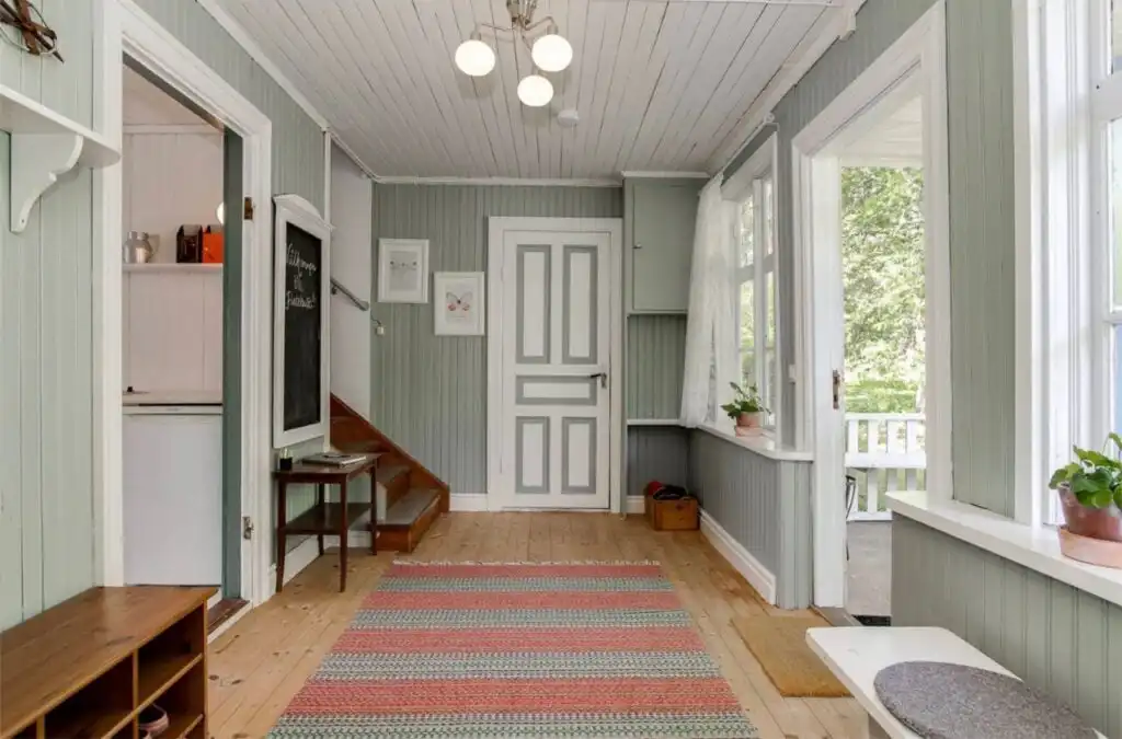 Wohnzimmer mit Essbereich im Ferienhaus Hus Flatehult – typisches Schwedenhaus in Småland