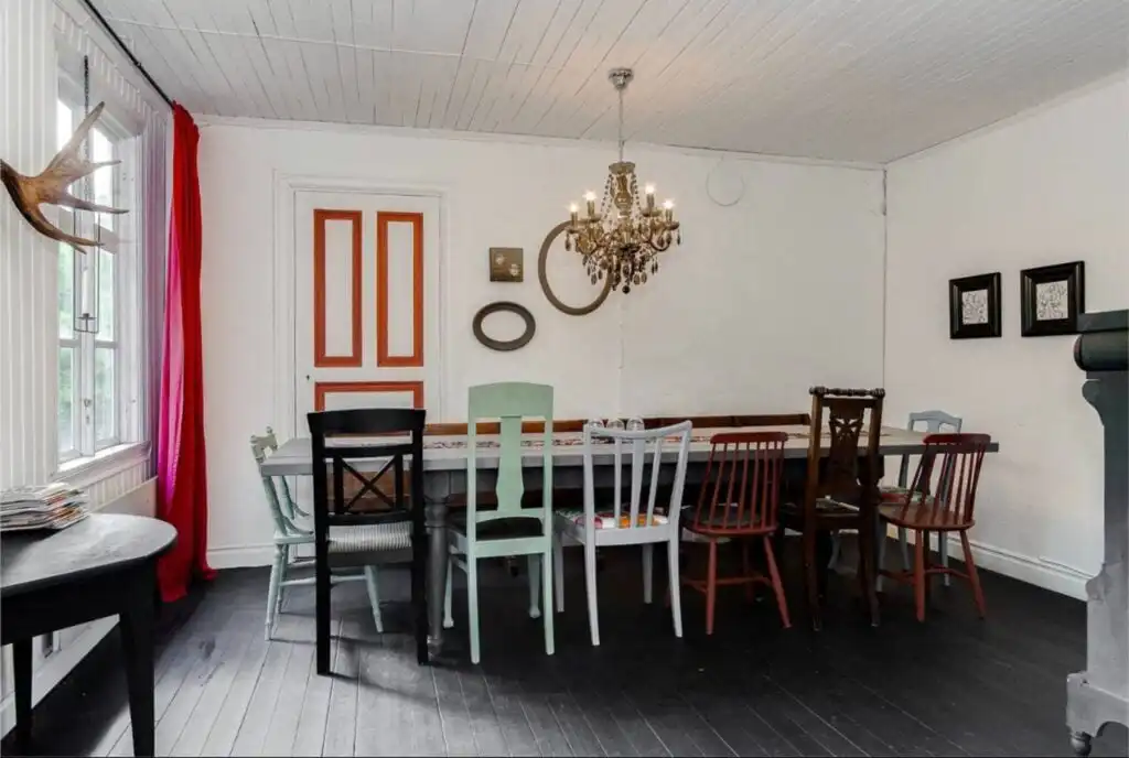 Wohnzimmer mit Essbereich im Ferienhaus Hus Flatehult – typisches Schwedenhaus in Småland