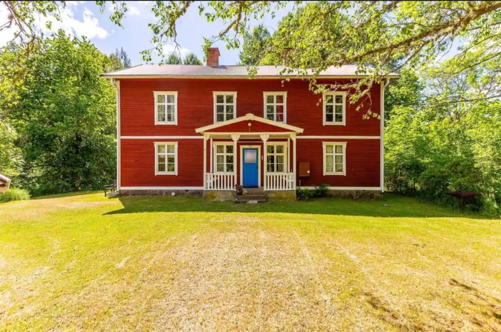 Hauptansicht vom Ferienhaus Hus Flatehult in Grönskåra – großes rotes Schwedenhaus in Småland