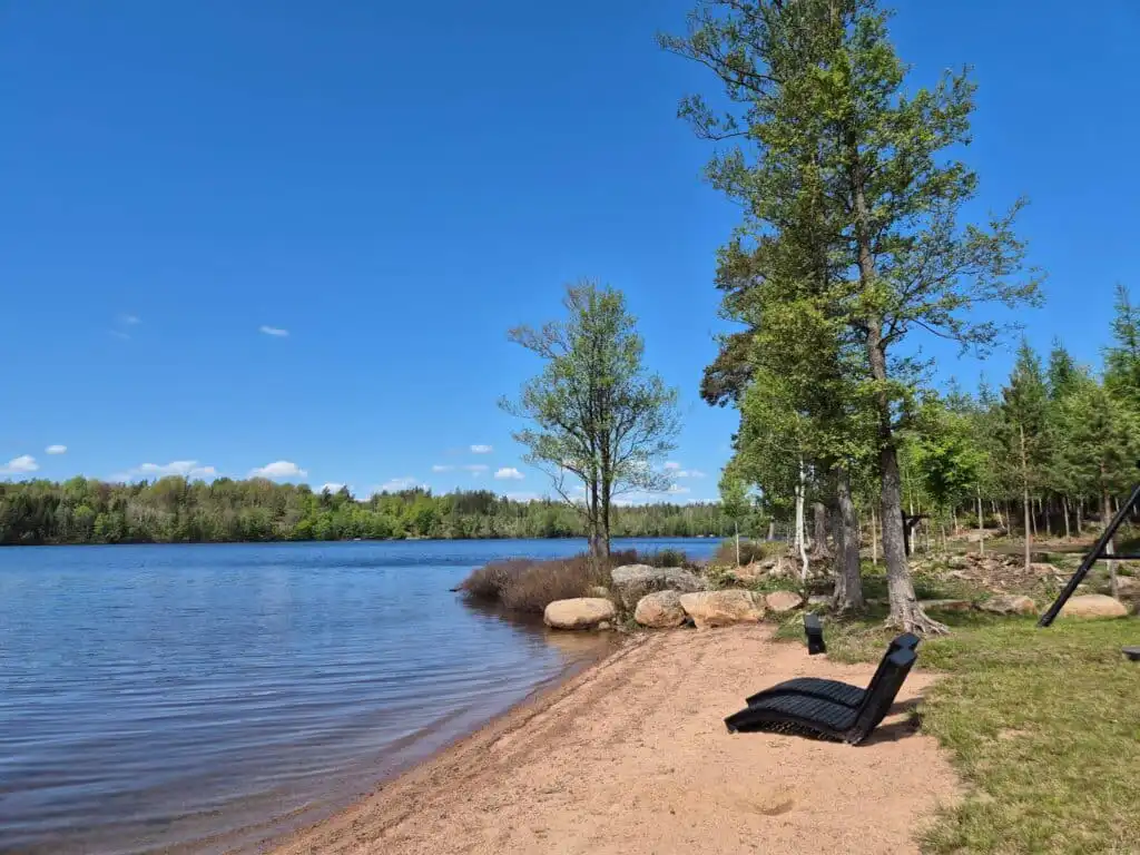 Natur und Seenlandschaft rund um Holmsjö in Småland – Urlaub im typischen Schwedenhaus