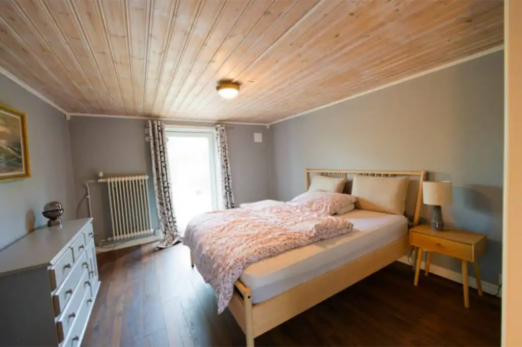Helles Schlafzimmer im Hus Lönnbacka in Småland – Ferienhaus in Schweden mit großem Doppelbett
