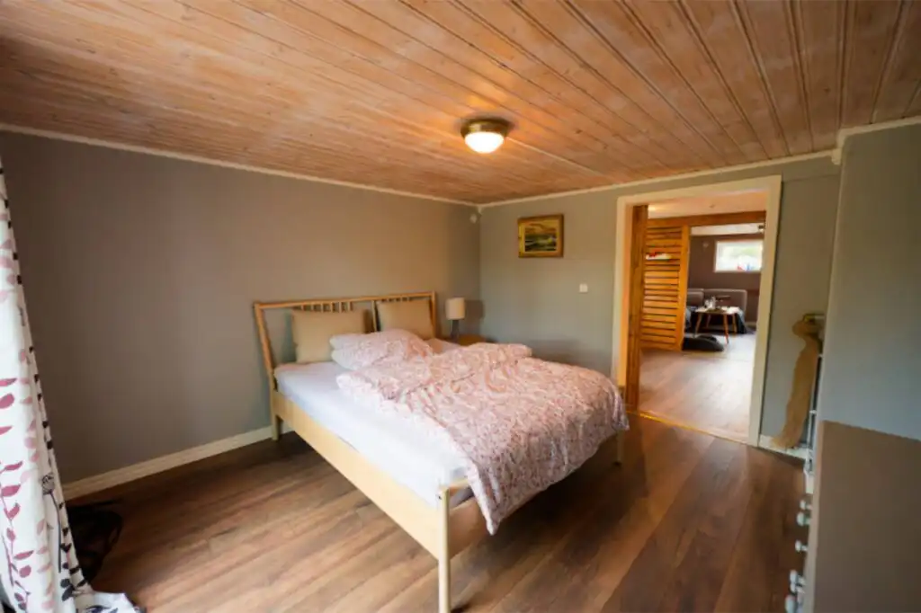Großzügiges Schlafzimmer im Hus Lönnbacka in Småland – Ferienhaus in Schweden mit viel Platz