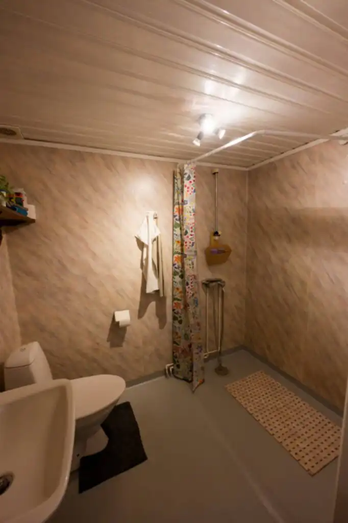 Badezimmer mit Dusche im Hus Lönnbacka in Småland – geräumiges Ferienhaus in Schweden