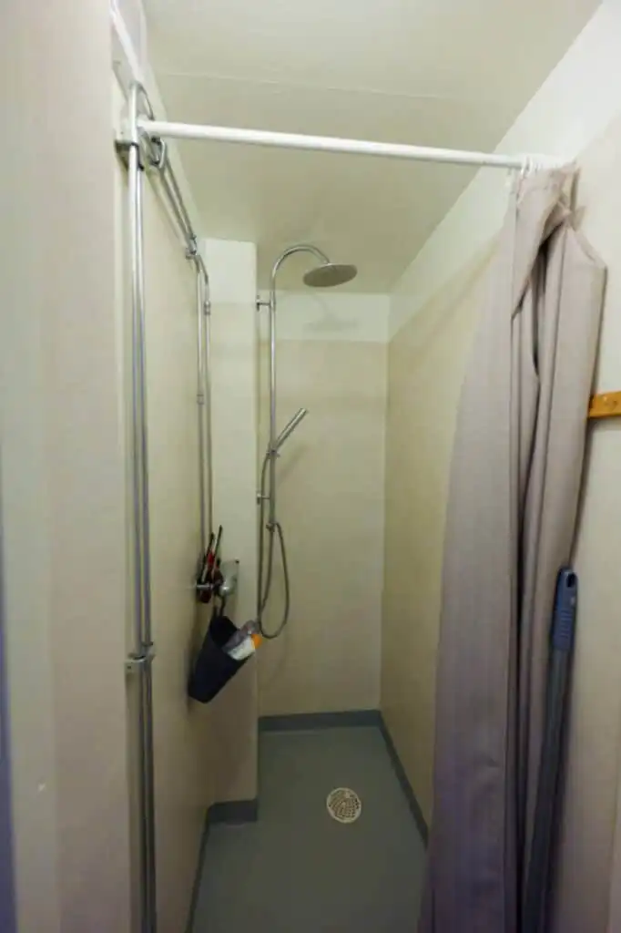 Duschkabine im Hus Lönnbacka in Småland – Ferienhaus in Schweden mit praktischem Badezimmer