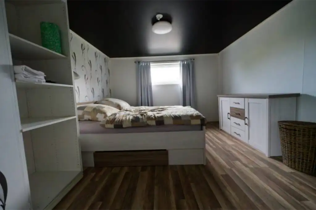 Gemütliches Schlafzimmer im Hus Lönnbacka in Småland – Ferienhaus in Schweden mit Doppelbett