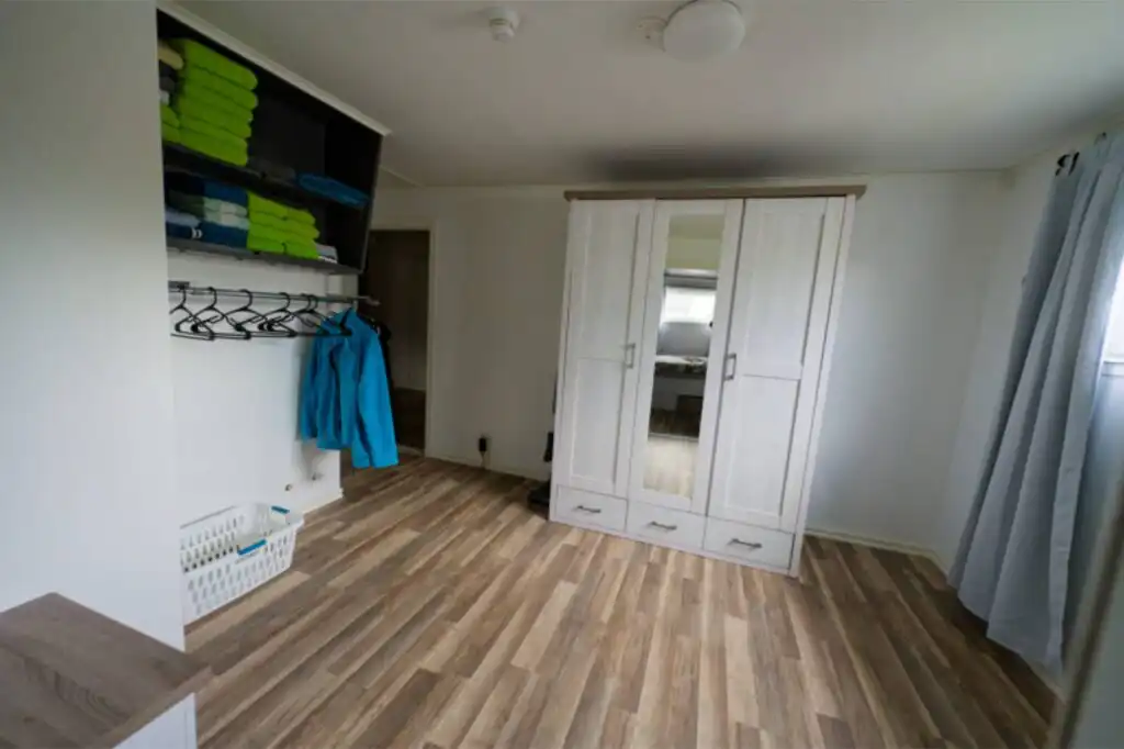 Schlafzimmer im Hus Lönnbacka in Småland – helles Ferienhaus in Schweden mit großzügigem Stauraum