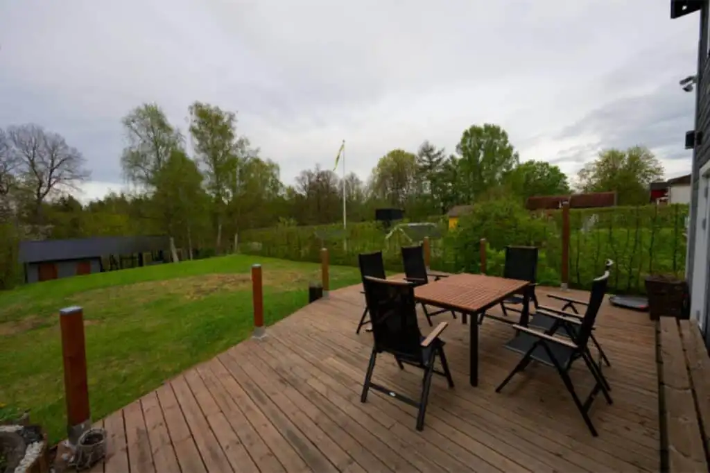 Terrasse mit Sitzgruppe am Hus Lönnbacka in Småland – Ferienhaus in Schweden mit großem Garten