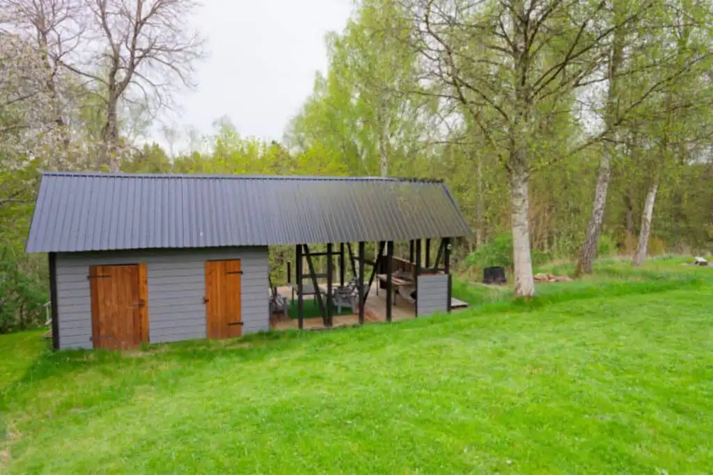 Garten mit überdachter Terrasse am Hus Lönnbacka in Småland – Ferienhaus in ruhiger Lage in Schweden