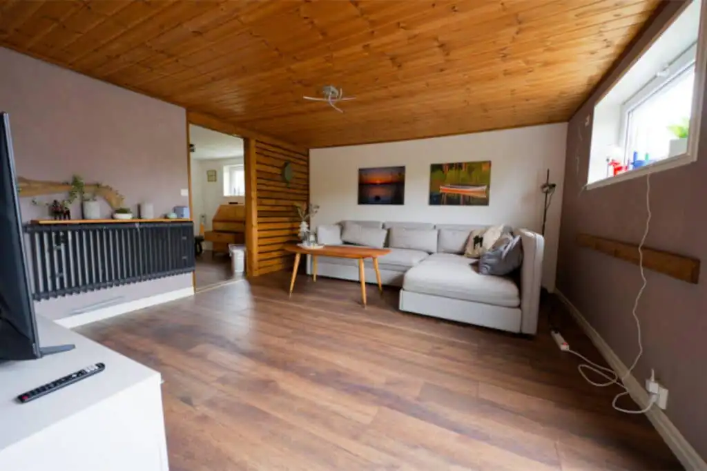 Offener Wohnbereich mit Holzdecke im Hus Lönnbacka in Blekinge
