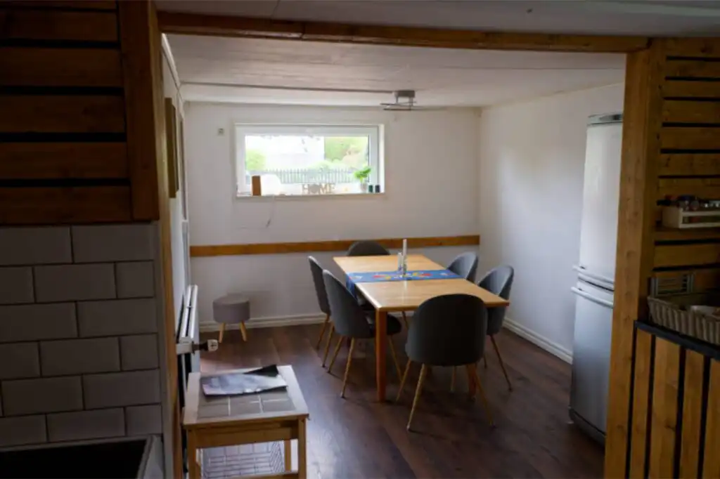 Küchenzeile mit Fenster im Hus Lönnbacka in Blekinge