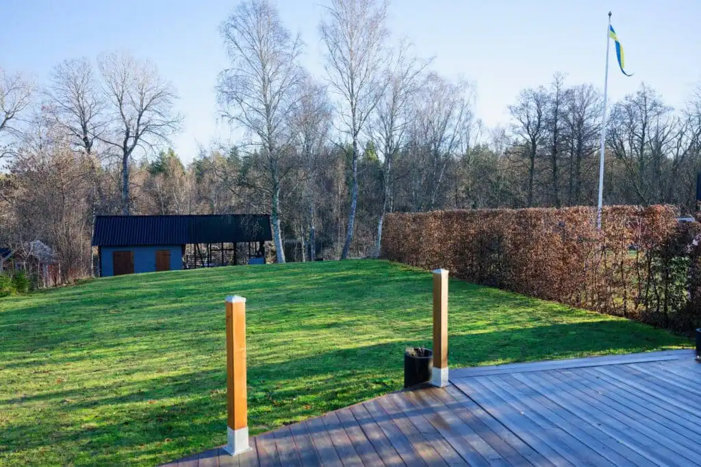 Blick vom Terrassenbereich am Hus Lönnbacka in Småland – großer Garten in ruhiger Lage in Schweden