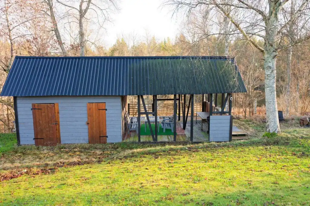 Überdachte Terrasse am Hus Lönnbacka in Småland – Ferienhaus in Schweden mit Sitzplatz im Garten
