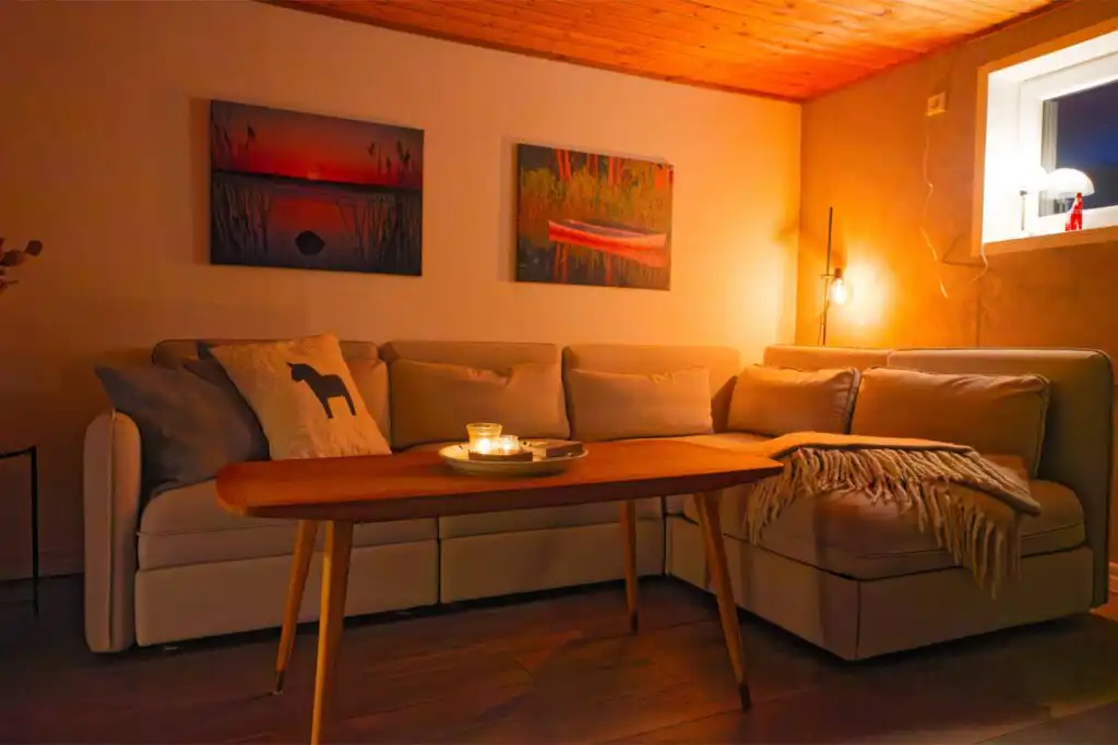 Wohnzimmer im Hus Lönnbacka in Eringsboda mit gemütlicher Beleuchtung