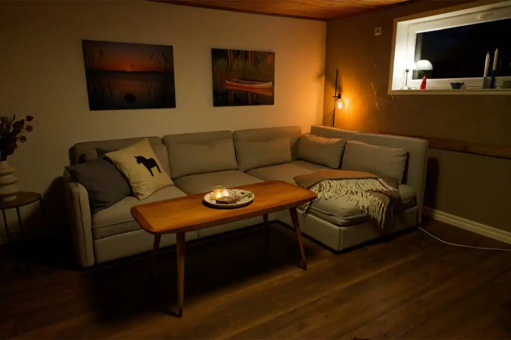 Wohnbereich mit Sofa im Hus Lönnbacka in Eringsboda