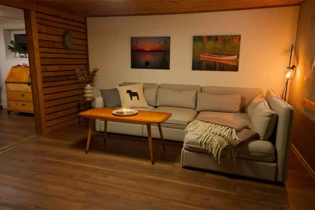 Wohnzimmer mit Holzelementen im Hus Lönnbacka in Blekinge