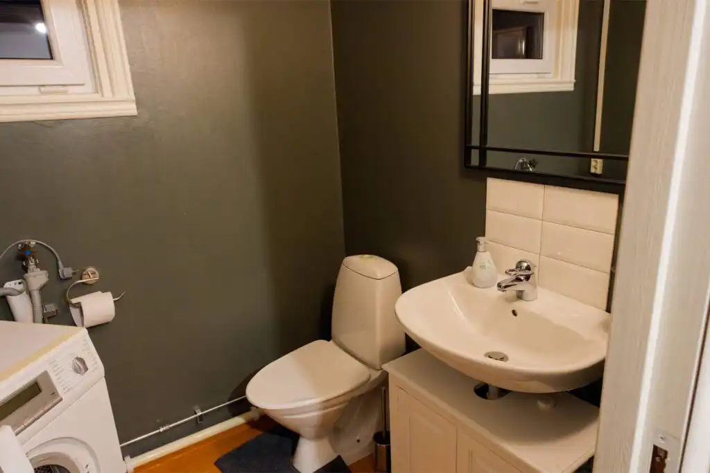 Badezimmer im Hus Lönnbacka in Småland – gepflegtes Ferienhaus in Schweden mit Dusche und WC