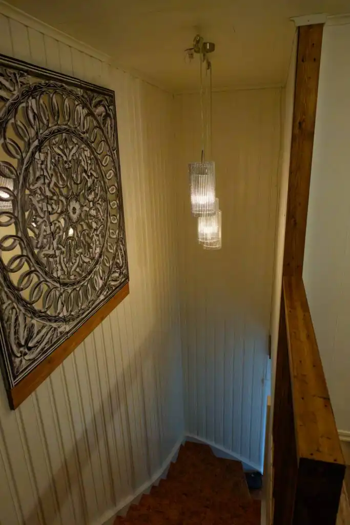 Treppenaufgang im Hus Lönnbacka in Småland – gemütliches Ferienhaus in Schweden mit liebevollen Details
