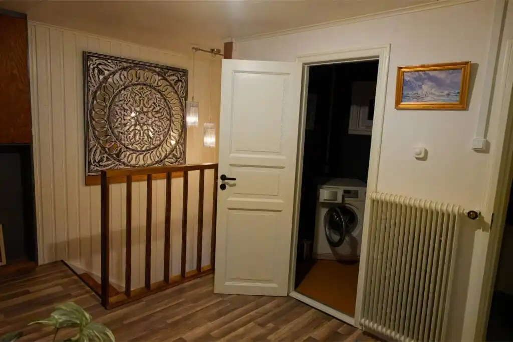 Flur im Hus Lönnbacka in Småland – Ferienhaus in Schweden mit Waschmaschine und praktischem Hauswirtschaftsraum