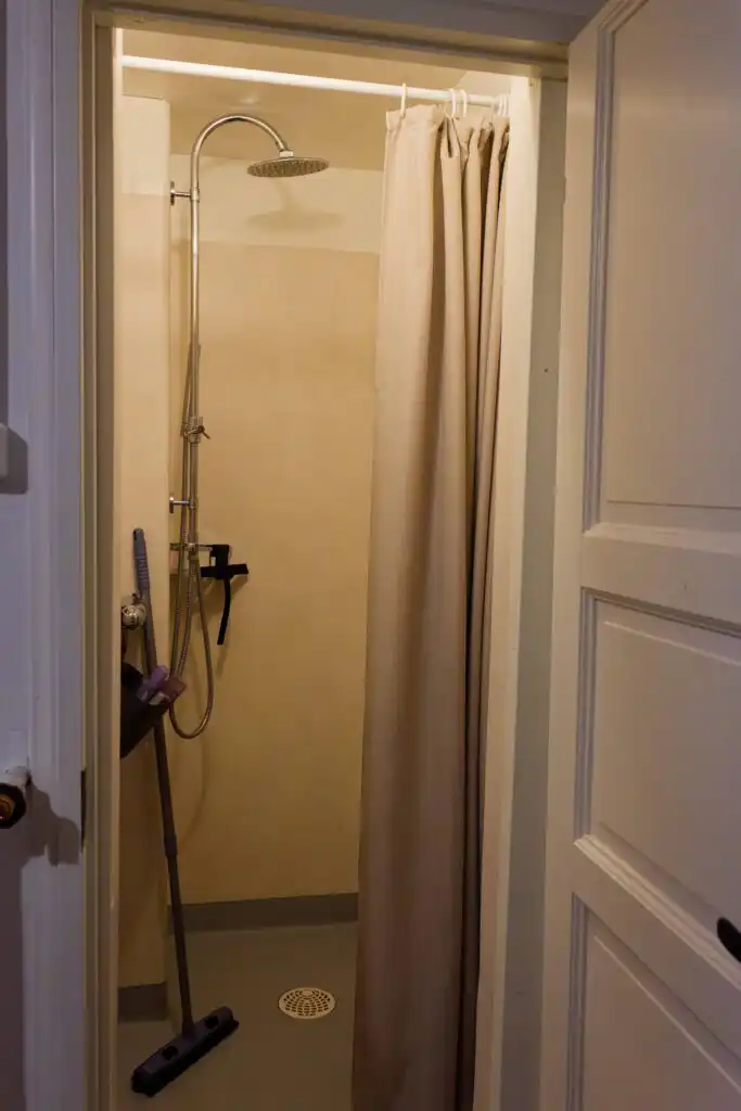 Dusche im Hus Lönnbacka in Småland – funktionales Badezimmer im Ferienhaus in Schweden